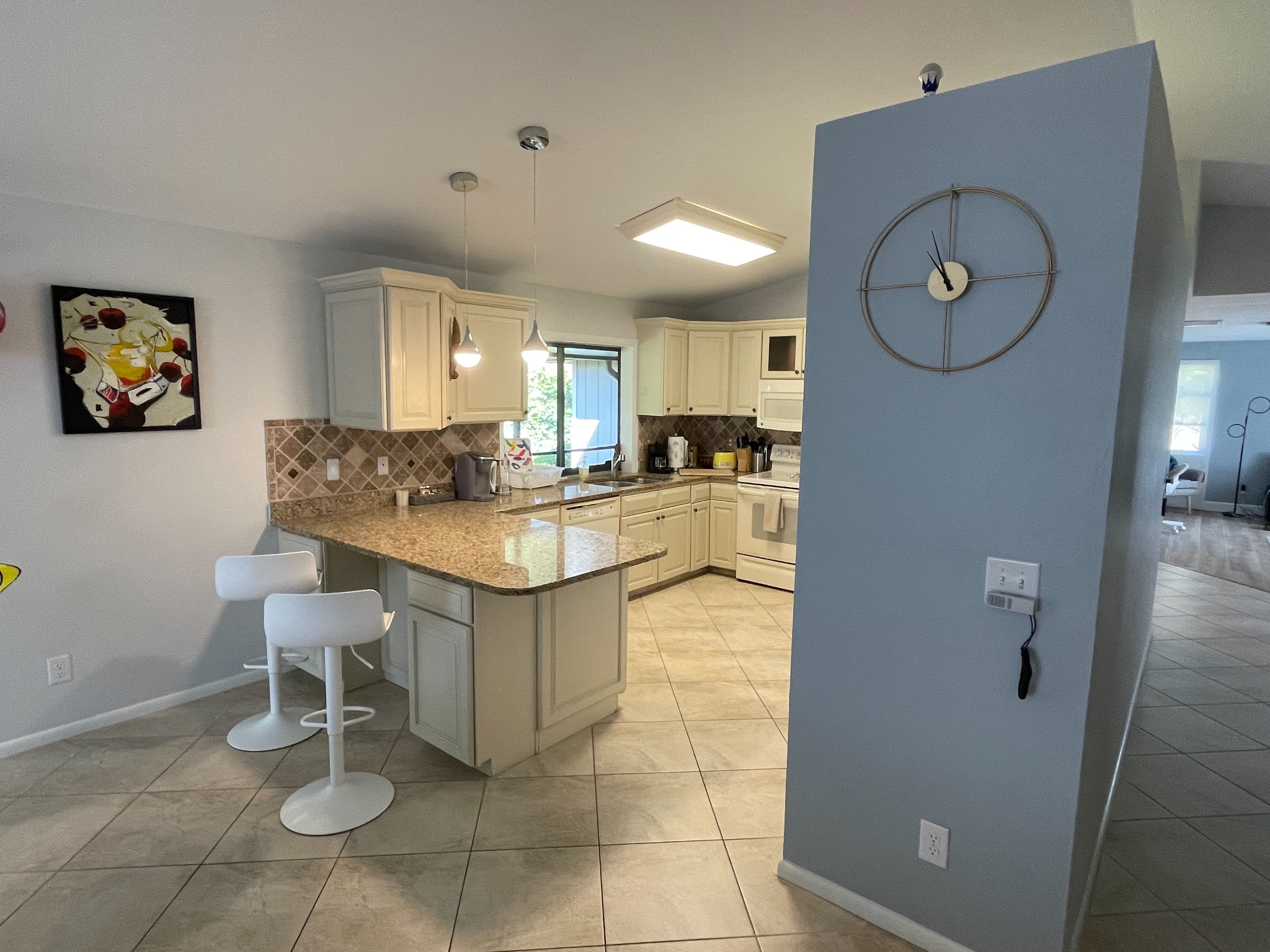 Open kitchen with peninsula seating